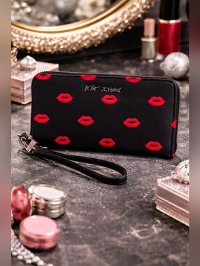 Betsey Johnson Lip Print Zip Wallet Wristlet NWT Black Red Kiss Print
